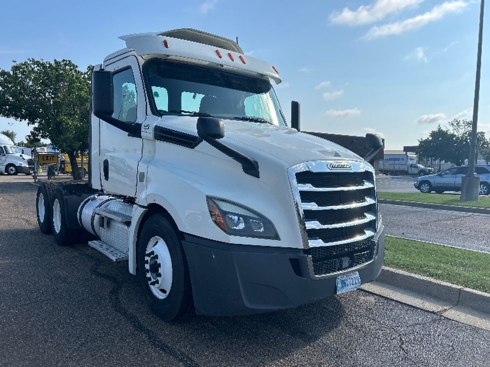 Day Cab Tractor-Heavy Duty Tractors-Freightliner-2018-T12664ST-Richland-MS-426,420\n\t\tmiles-$ 44,000 - Image 1