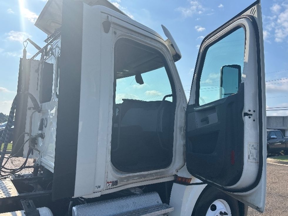 Day Cab Tractor-Heavy Duty Tractors-Freightliner-2018-T12664ST-Richland-MS-426,420\n\t\tmiles-$ 44,000 - Image 12