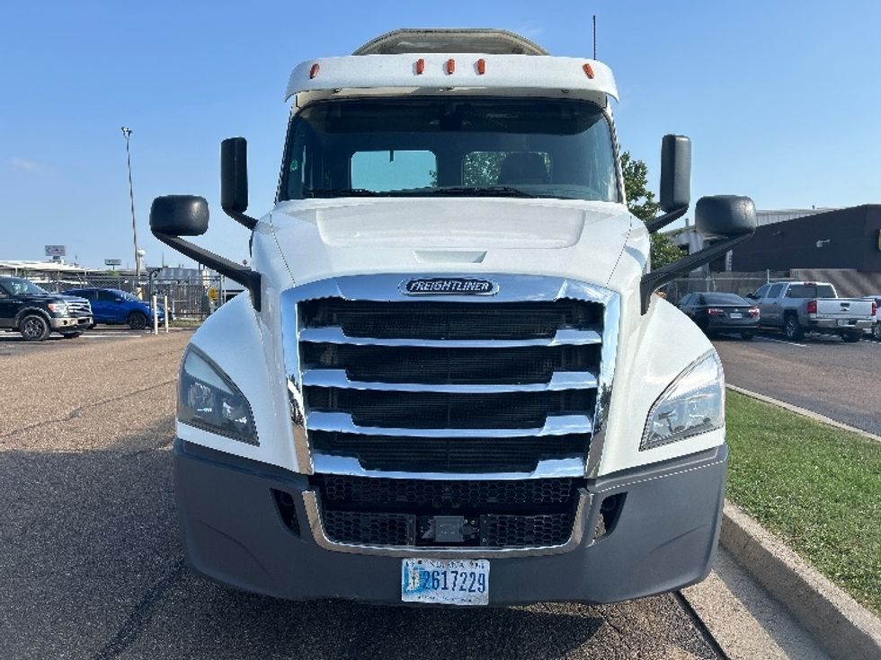 Day Cab Tractor-Heavy Duty Tractors-Freightliner-2018-T12664ST-Richland-MS-426,420\n\t\tmiles-$ 44,000 - Image 2