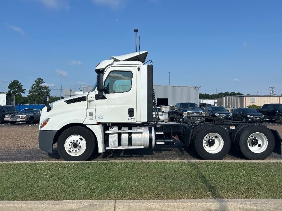 Day Cab Tractor-Heavy Duty Tractors-Freightliner-2018-T12664ST-Richland-MS-426,420\n\t\tmiles-$ 44,000 - Image 4