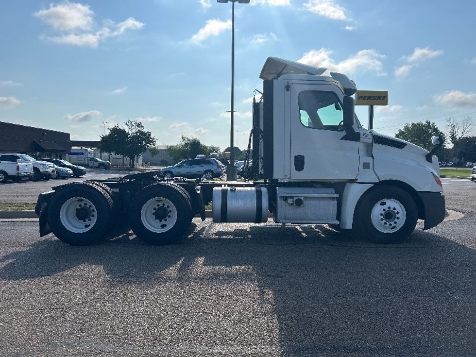Day Cab Tractor-Heavy Duty Tractors-Freightliner-2018-T12664ST-Richland-MS-426,420\n\t\tmiles-$ 44,000 - Image 8
