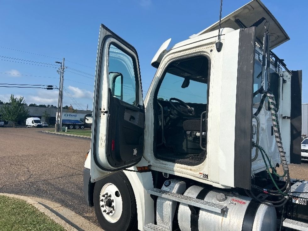 Day Cab Tractor-Heavy Duty Tractors-Freightliner-2018-T12664ST-Richland-MS-426,420\n\t\tmiles-$ 44,000 - Image 9