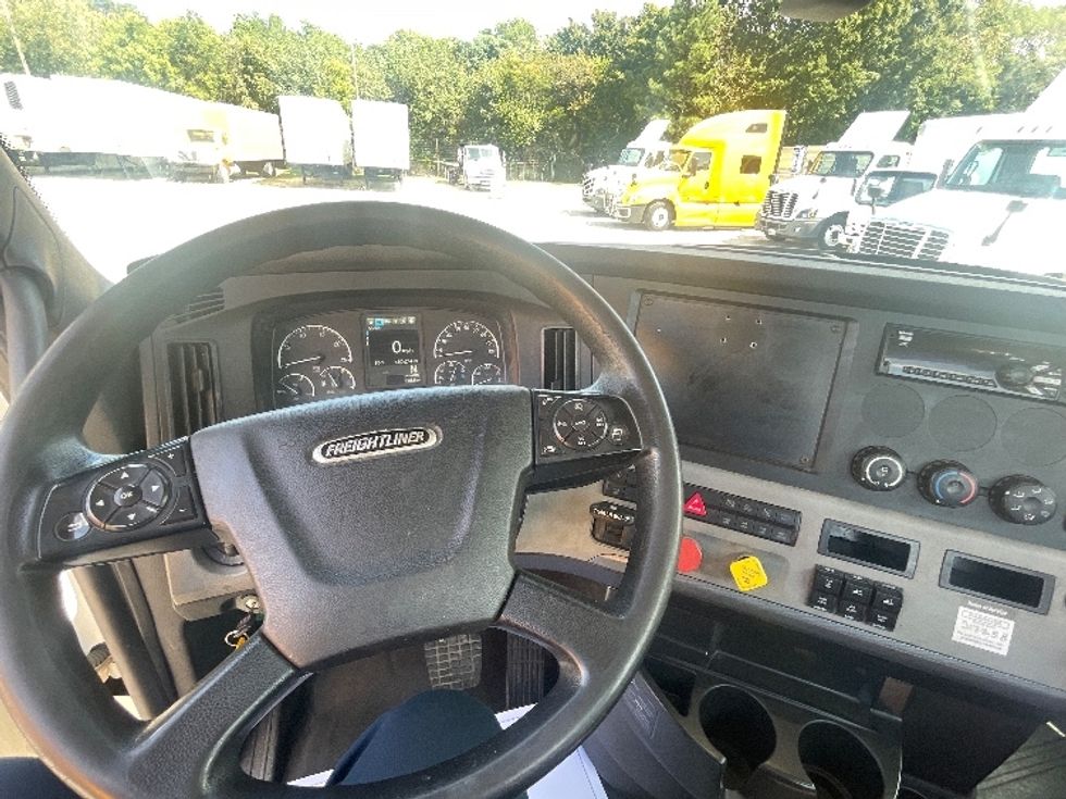 Day Cab Tractor-Heavy Duty Tractors-Freightliner-2018-T12664ST-Richmond-VA-453,674\n\t\tmiles-$ 47,250 - Image 11
