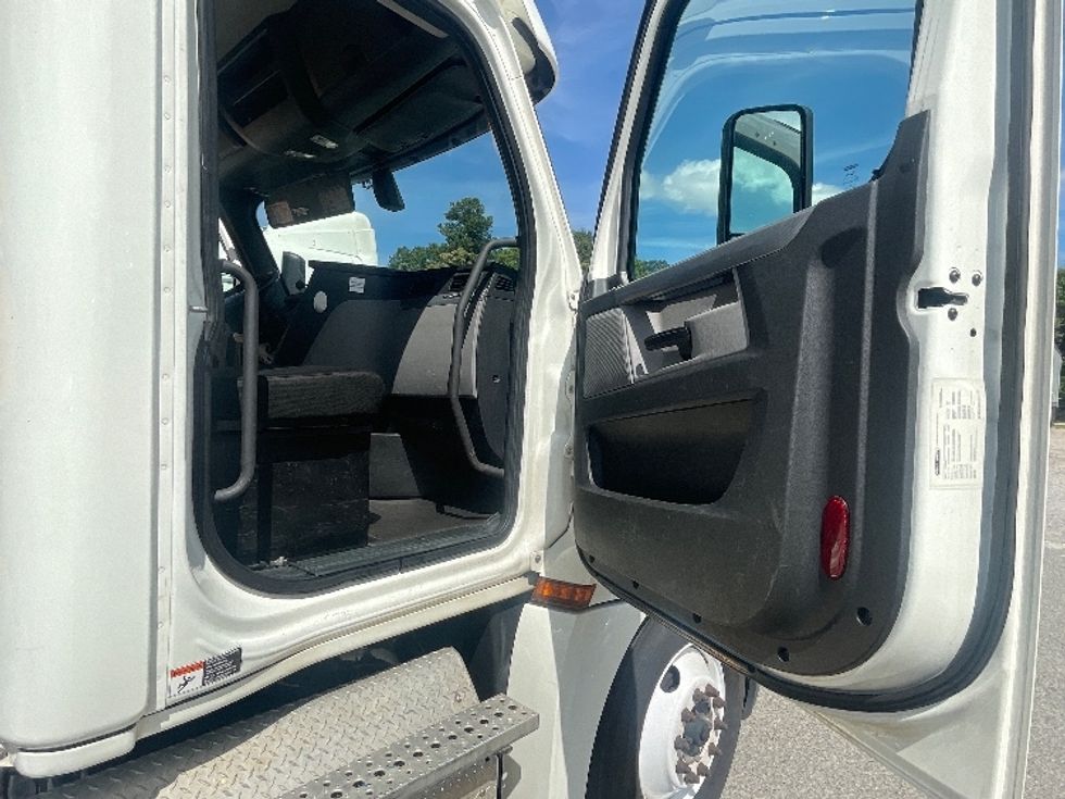 Day Cab Tractor-Heavy Duty Tractors-Freightliner-2018-T12664ST-Richmond-VA-453,674\n\t\tmiles-$ 47,250 - Image 12