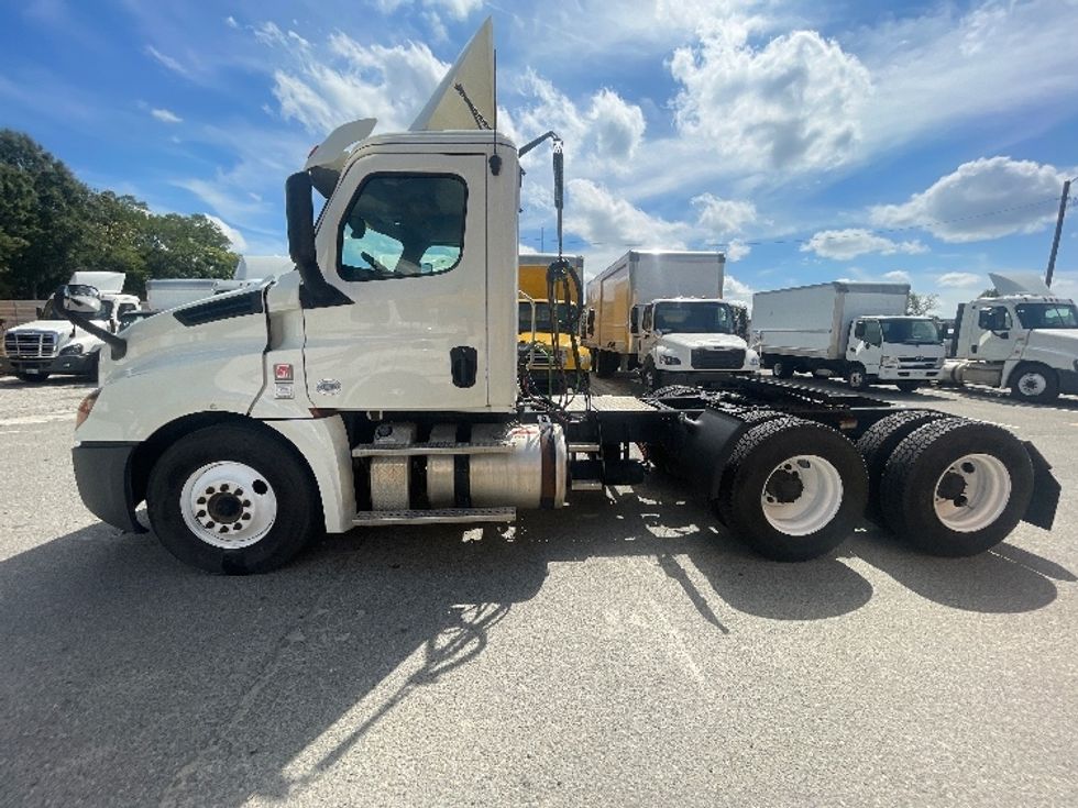 Day Cab Tractor-Heavy Duty Tractors-Freightliner-2018-T12664ST-Richmond-VA-453,674\n\t\tmiles-$ 47,250 - Image 4