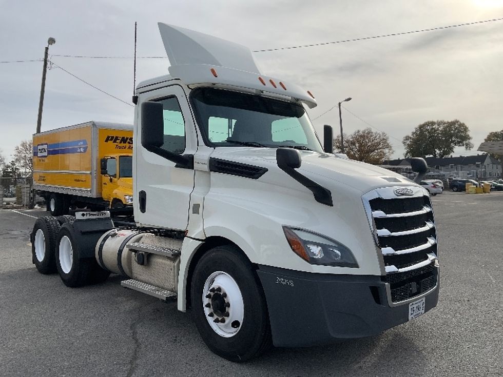 Day Cab Tractor-Heavy Duty Tractors-Freightliner-2018-T12664ST-Richmond-VA-497,892\n\t\tmiles-$ 43,250 - Image 1