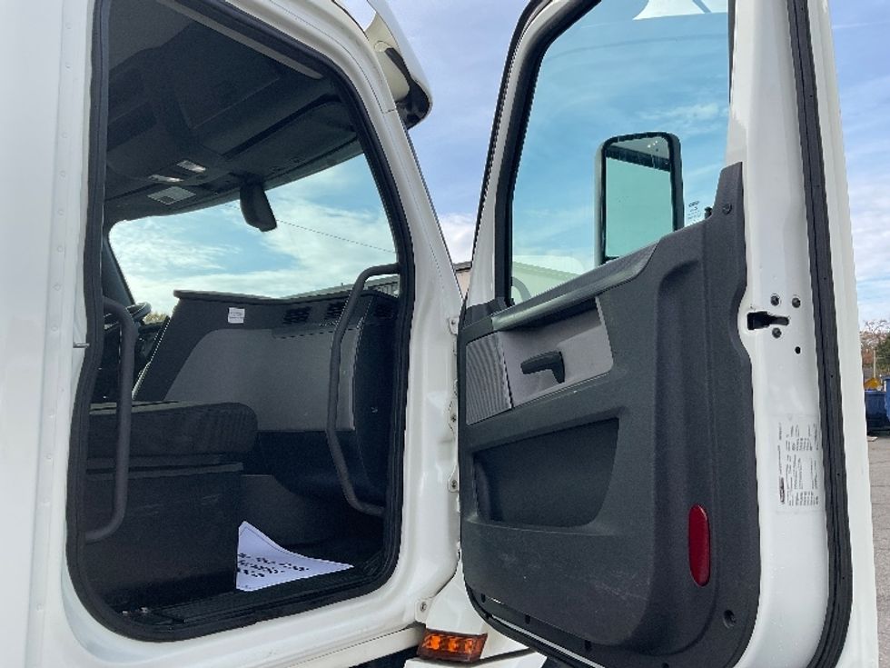 Day Cab Tractor-Heavy Duty Tractors-Freightliner-2018-T12664ST-Richmond-VA-497,892\n\t\tmiles-$ 43,250 - Image 12
