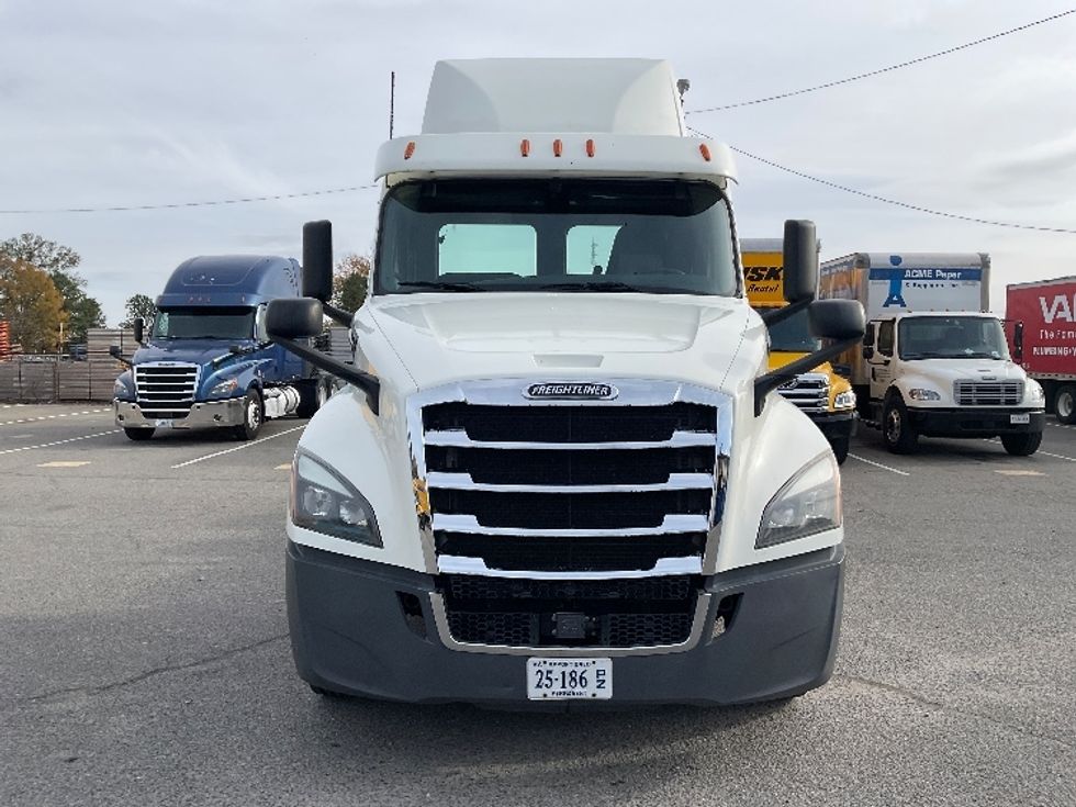 Day Cab Tractor-Heavy Duty Tractors-Freightliner-2018-T12664ST-Richmond-VA-497,892\n\t\tmiles-$ 43,250 - Image 2