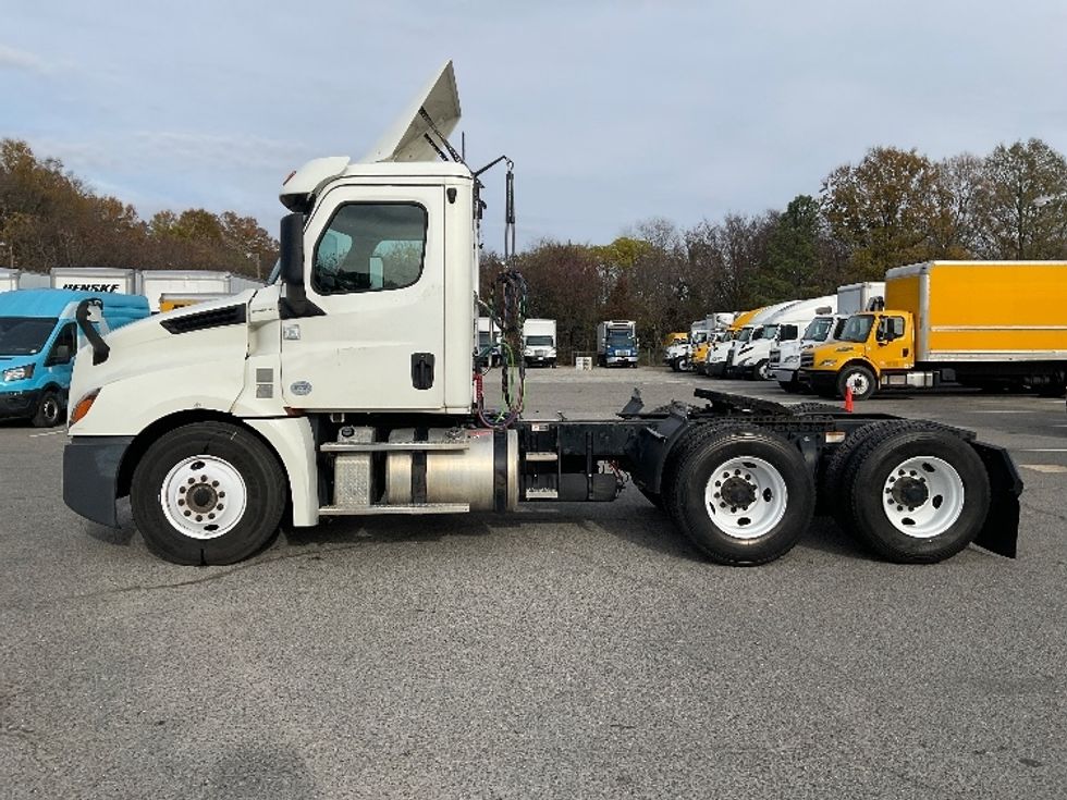 Day Cab Tractor-Heavy Duty Tractors-Freightliner-2018-T12664ST-Richmond-VA-497,892\n\t\tmiles-$ 43,250 - Image 4