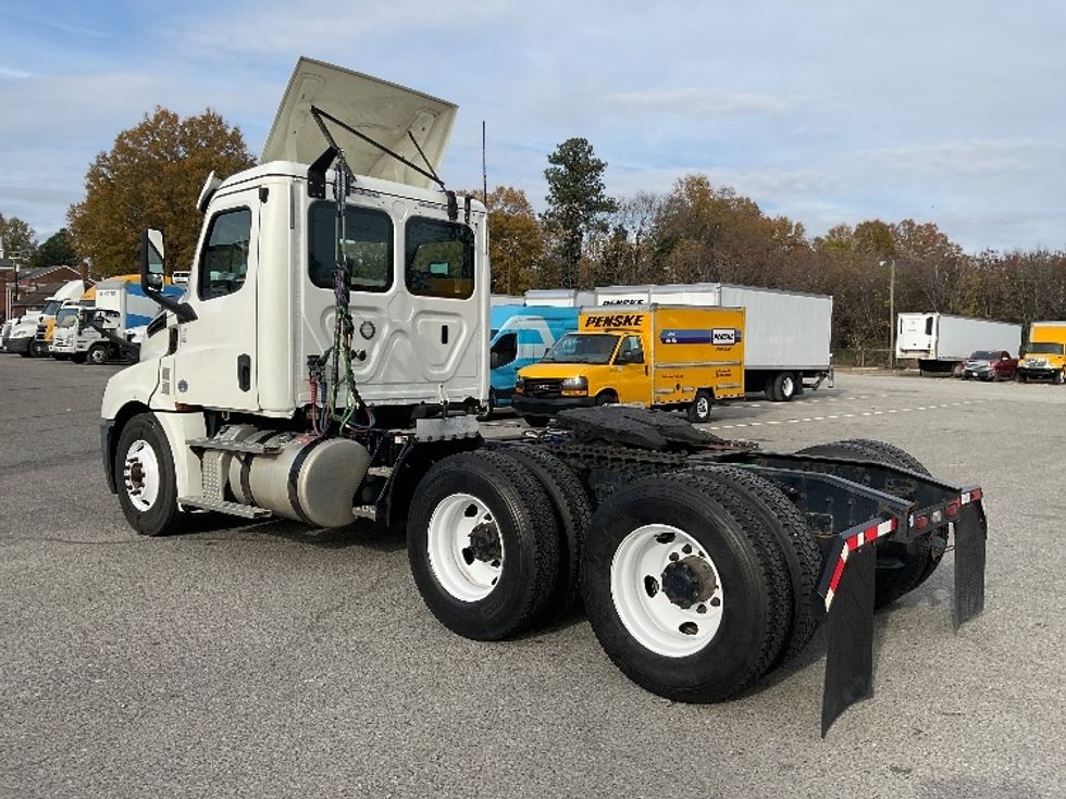 Day Cab Tractor-Heavy Duty Tractors-Freightliner-2018-T12664ST-Richmond-VA-497,892\n\t\tmiles-$ 43,250 - Image 5