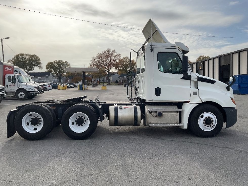 Day Cab Tractor-Heavy Duty Tractors-Freightliner-2018-T12664ST-Richmond-VA-497,892\n\t\tmiles-$ 43,250 - Image 8