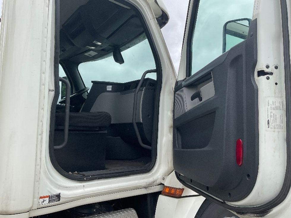 Day Cab Tractor-Heavy Duty Tractors-Freightliner-2018-T12664ST-Rochester-NY-342,442\n\t\tmiles-$ 54,000 - Image 12
