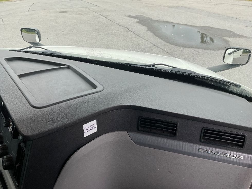 Day Cab Tractor-Heavy Duty Tractors-Freightliner-2018-T12664ST-Rochester-NY-342,442\n\t\tmiles-$ 54,000 - Image 13