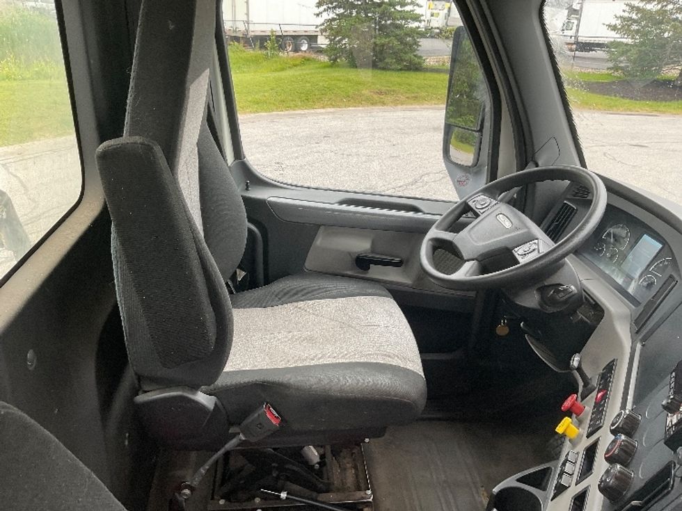 Day Cab Tractor-Heavy Duty Tractors-Freightliner-2018-T12664ST-Rochester-NY-342,442\n\t\tmiles-$ 54,000 - Image 14