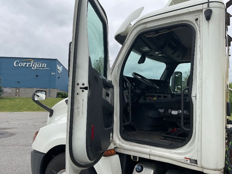 Day Cab Tractor-Heavy Duty Tractors-Freightliner-2018-T12664ST-Rochester-NY-342,442\n\t\tmiles-$ 54,000 - Image 9