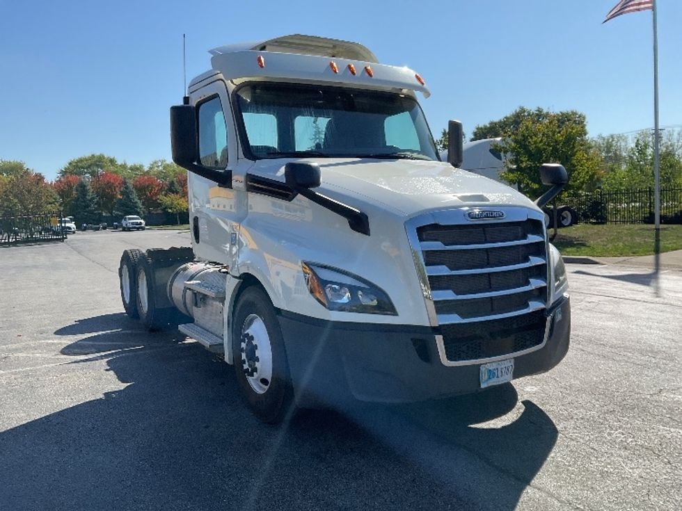Day Cab Tractor-Heavy Duty Tractors-Freightliner-2018-T12664ST-Rochester-NY-414,460\n\t\tmiles-$ 31,500 - Image 1