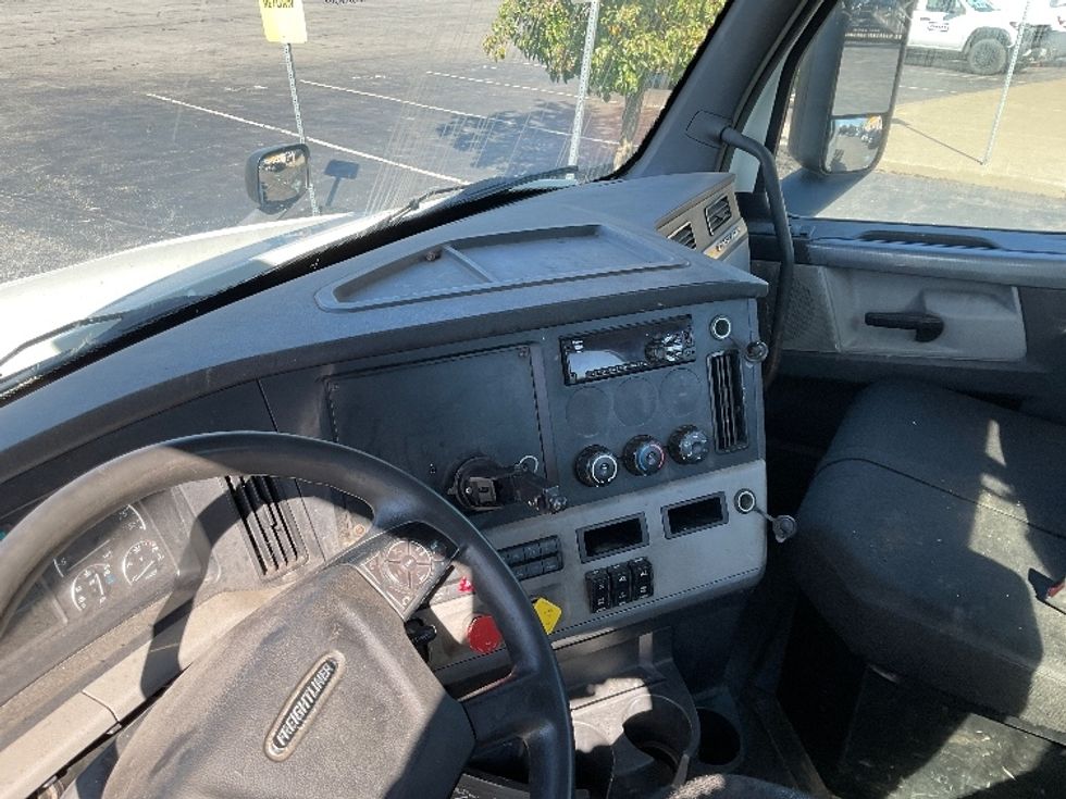Day Cab Tractor-Heavy Duty Tractors-Freightliner-2018-T12664ST-Rochester-NY-414,460\n\t\tmiles-$ 31,500 - Image 10