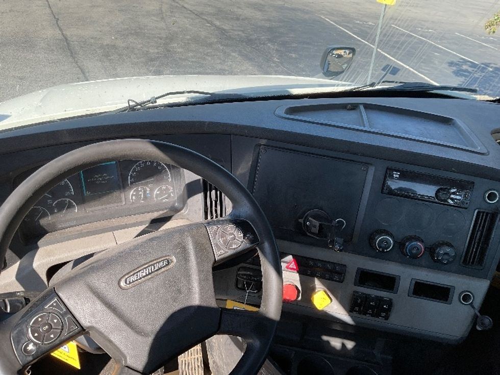 Day Cab Tractor-Heavy Duty Tractors-Freightliner-2018-T12664ST-Rochester-NY-414,460\n\t\tmiles-$ 31,500 - Image 11