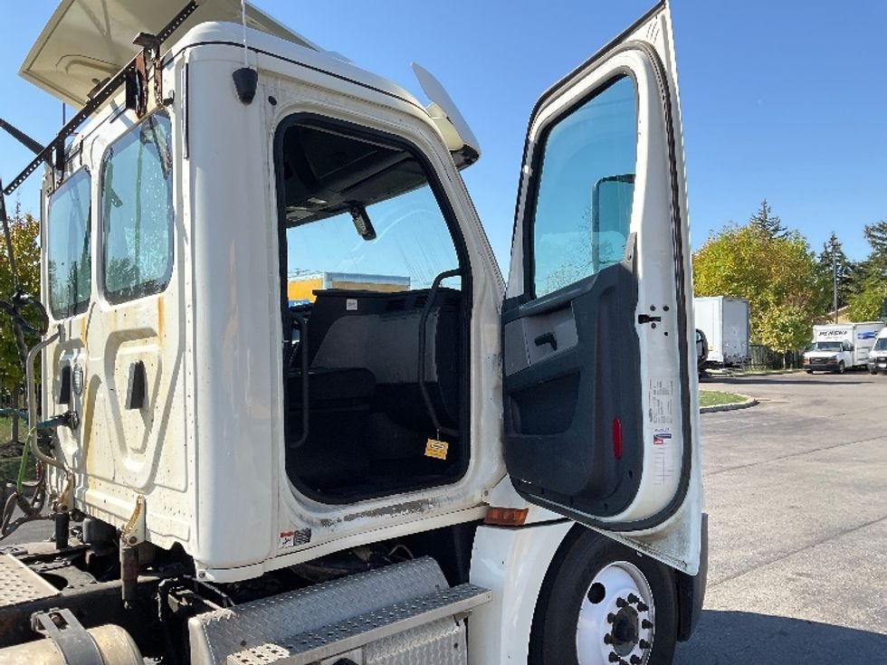 Day Cab Tractor-Heavy Duty Tractors-Freightliner-2018-T12664ST-Rochester-NY-414,460\n\t\tmiles-$ 31,500 - Image 12