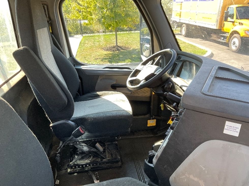 Day Cab Tractor-Heavy Duty Tractors-Freightliner-2018-T12664ST-Rochester-NY-414,460\n\t\tmiles-$ 31,500 - Image 14