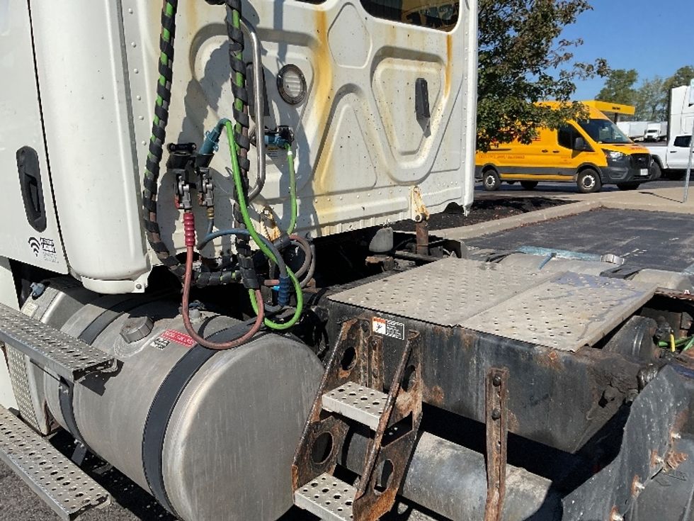 Day Cab Tractor-Heavy Duty Tractors-Freightliner-2018-T12664ST-Rochester-NY-414,460\n\t\tmiles-$ 31,500 - Image 17