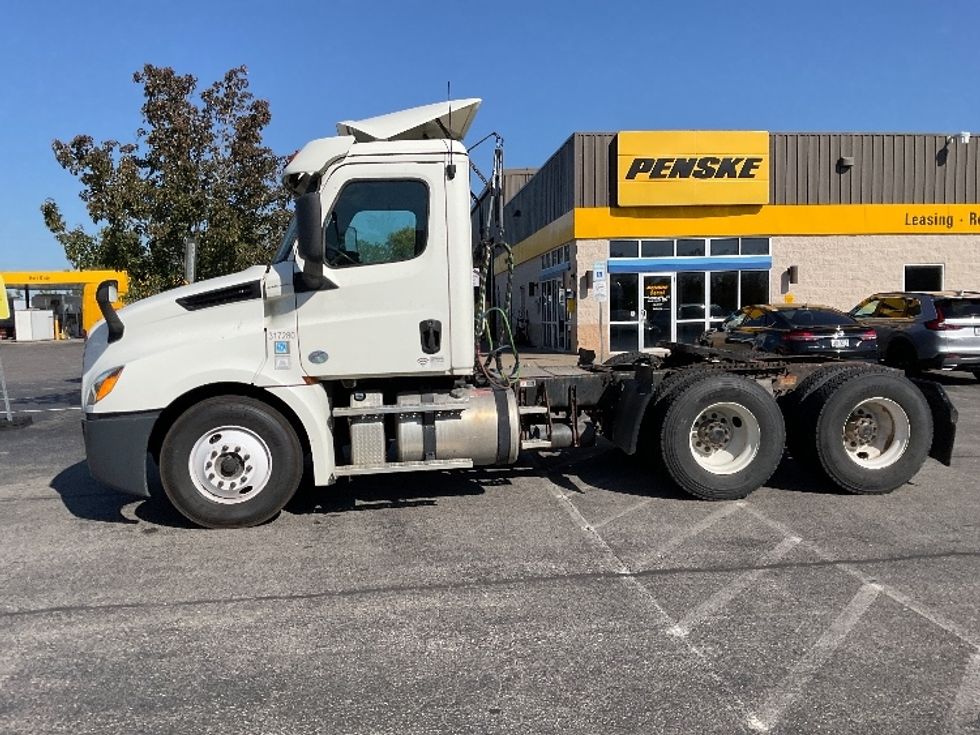 Day Cab Tractor-Heavy Duty Tractors-Freightliner-2018-T12664ST-Rochester-NY-414,460\n\t\tmiles-$ 31,500 - Image 4