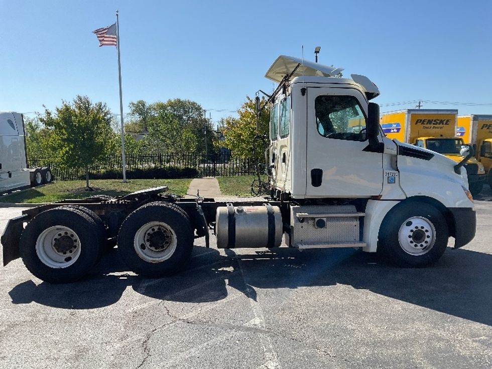 Day Cab Tractor-Heavy Duty Tractors-Freightliner-2018-T12664ST-Rochester-NY-414,460\n\t\tmiles-$ 31,500 - Image 8