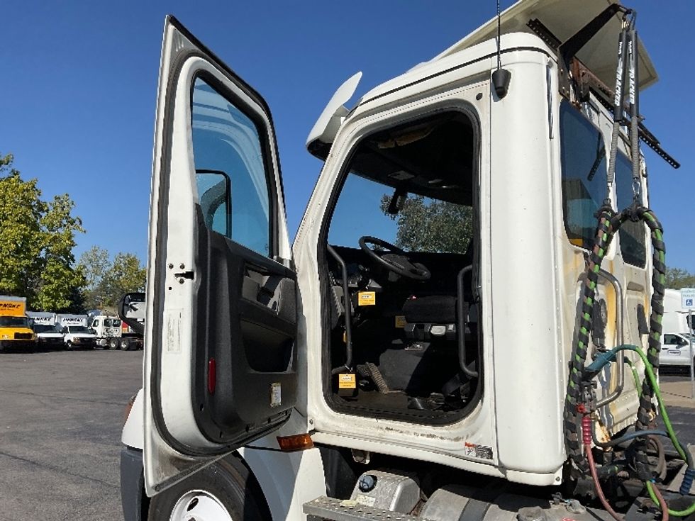 Day Cab Tractor-Heavy Duty Tractors-Freightliner-2018-T12664ST-Rochester-NY-414,460\n\t\tmiles-$ 31,500 - Image 9