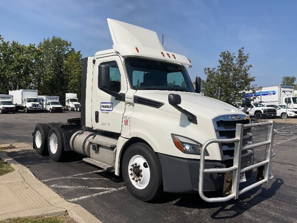 Day Cab Tractor-Heavy Duty Tractors-Freightliner-2018-T12664ST-Rochester-NY-460,818\n\t\tmiles-$ 46,750 - Image 1