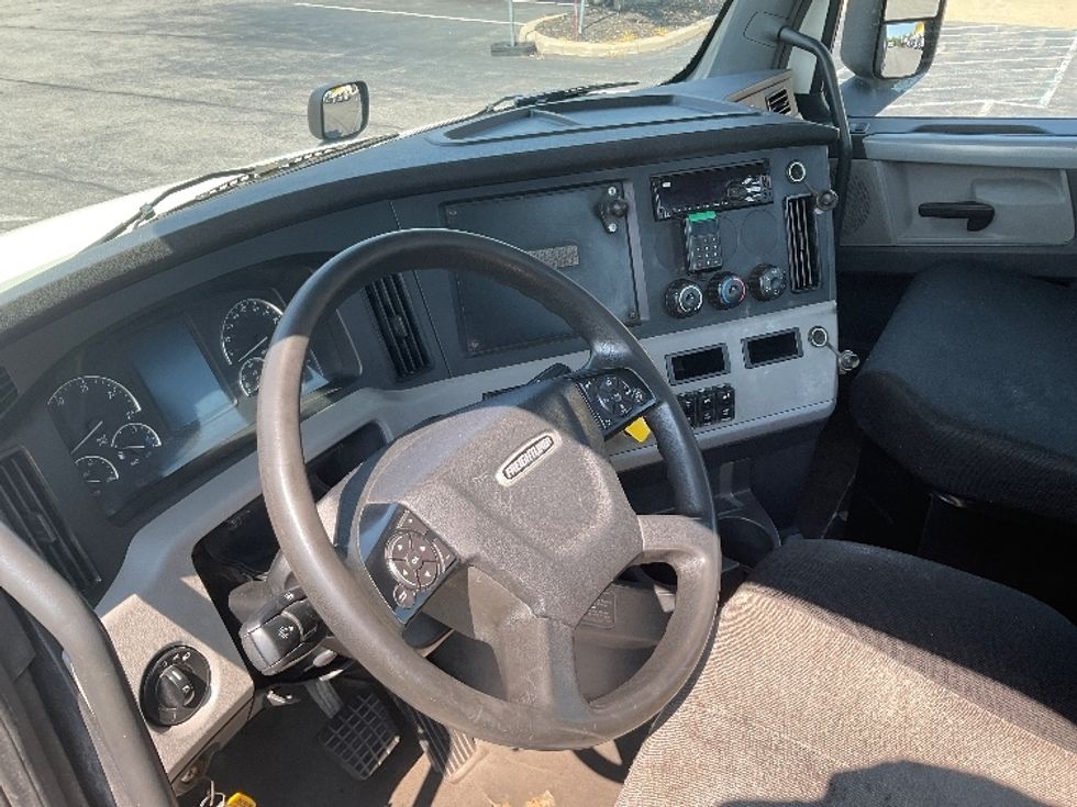 Day Cab Tractor-Heavy Duty Tractors-Freightliner-2018-T12664ST-Rochester-NY-460,818\n\t\tmiles-$ 46,750 - Image 10