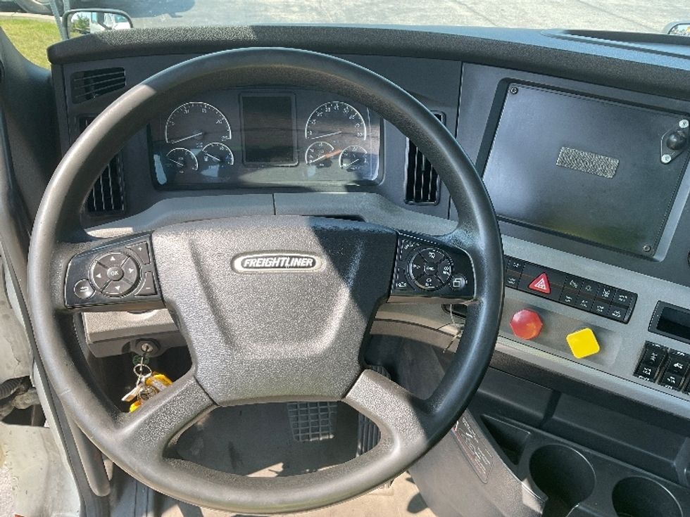 Day Cab Tractor-Heavy Duty Tractors-Freightliner-2018-T12664ST-Rochester-NY-460,818\n\t\tmiles-$ 46,750 - Image 11