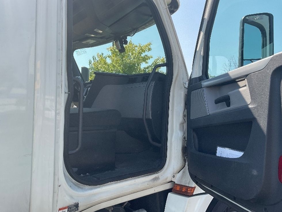 Day Cab Tractor-Heavy Duty Tractors-Freightliner-2018-T12664ST-Rochester-NY-460,818\n\t\tmiles-$ 46,750 - Image 12
