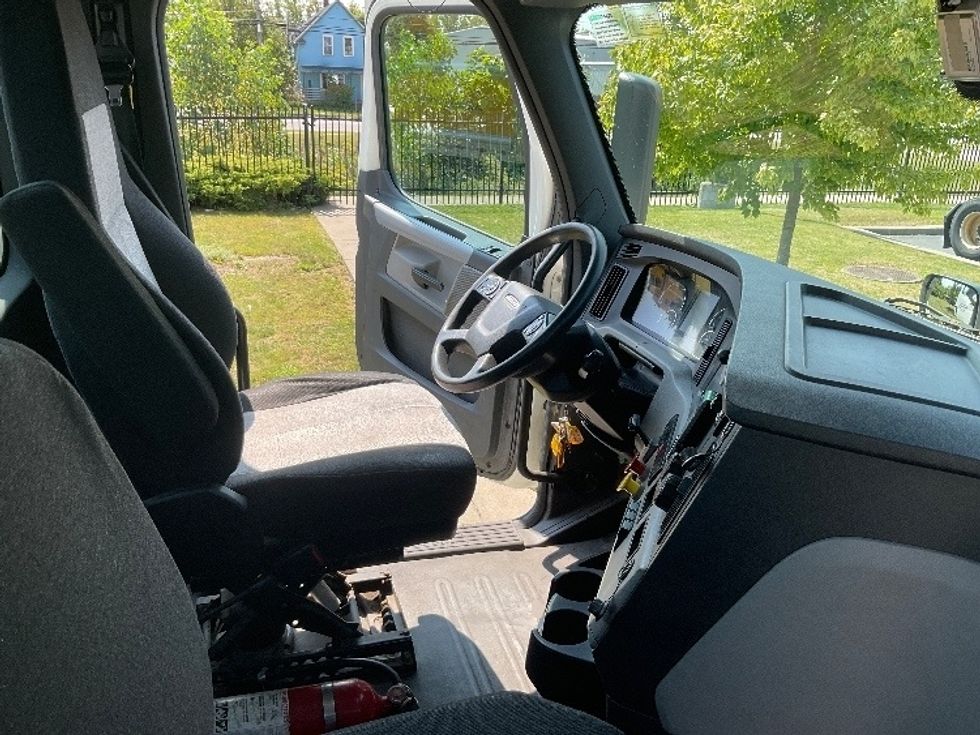 Day Cab Tractor-Heavy Duty Tractors-Freightliner-2018-T12664ST-Rochester-NY-460,818\n\t\tmiles-$ 46,750 - Image 14