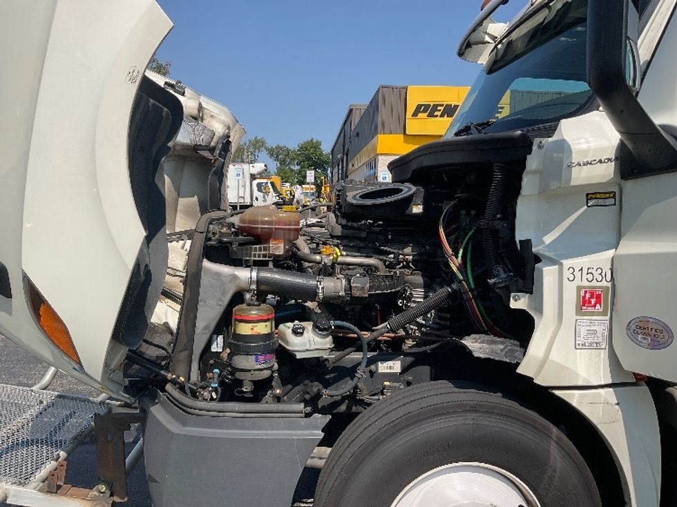 Day Cab Tractor-Heavy Duty Tractors-Freightliner-2018-T12664ST-Rochester-NY-460,818\n\t\tmiles-$ 46,750 - Image 16