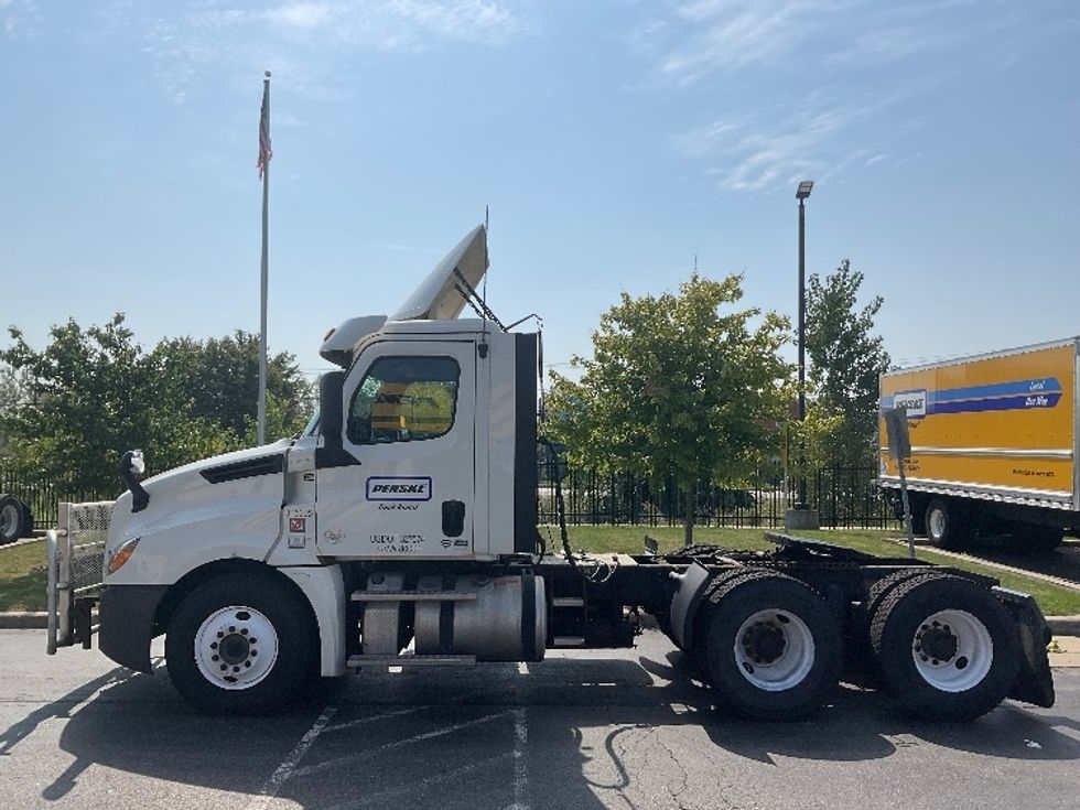 Day Cab Tractor-Heavy Duty Tractors-Freightliner-2018-T12664ST-Rochester-NY-460,818\n\t\tmiles-$ 46,750 - Image 4