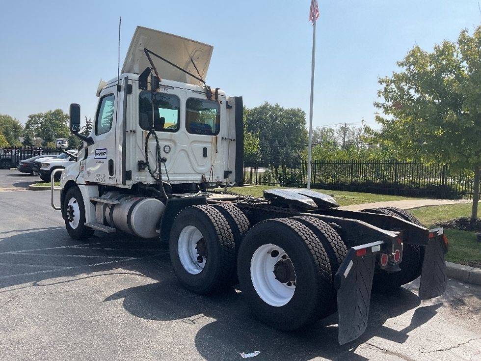 Day Cab Tractor-Heavy Duty Tractors-Freightliner-2018-T12664ST-Rochester-NY-460,818\n\t\tmiles-$ 46,750 - Image 5