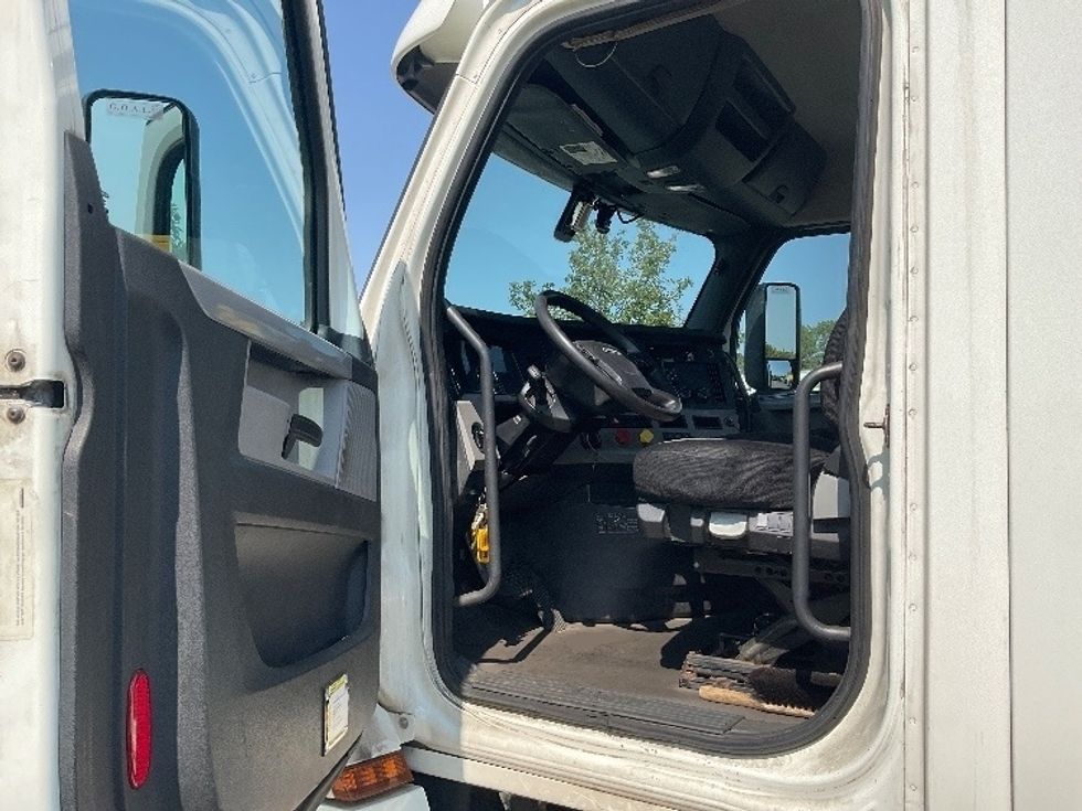 Day Cab Tractor-Heavy Duty Tractors-Freightliner-2018-T12664ST-Rochester-NY-460,818\n\t\tmiles-$ 46,750 - Image 9