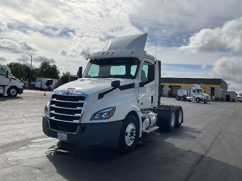 Day Cab Tractor-Heavy Duty Tractors-Freightliner-2018-T12664ST-Sacramento-CA-429,318\n\t\tmiles-$ 42,750 - Image 1