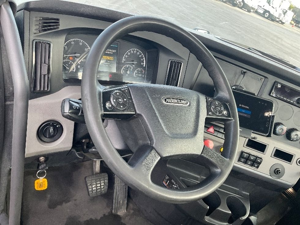 Day Cab Tractor-Heavy Duty Tractors-Freightliner-2018-T12664ST-Sacramento-CA-429,318\n\t\tmiles-$ 42,750 - Image 10