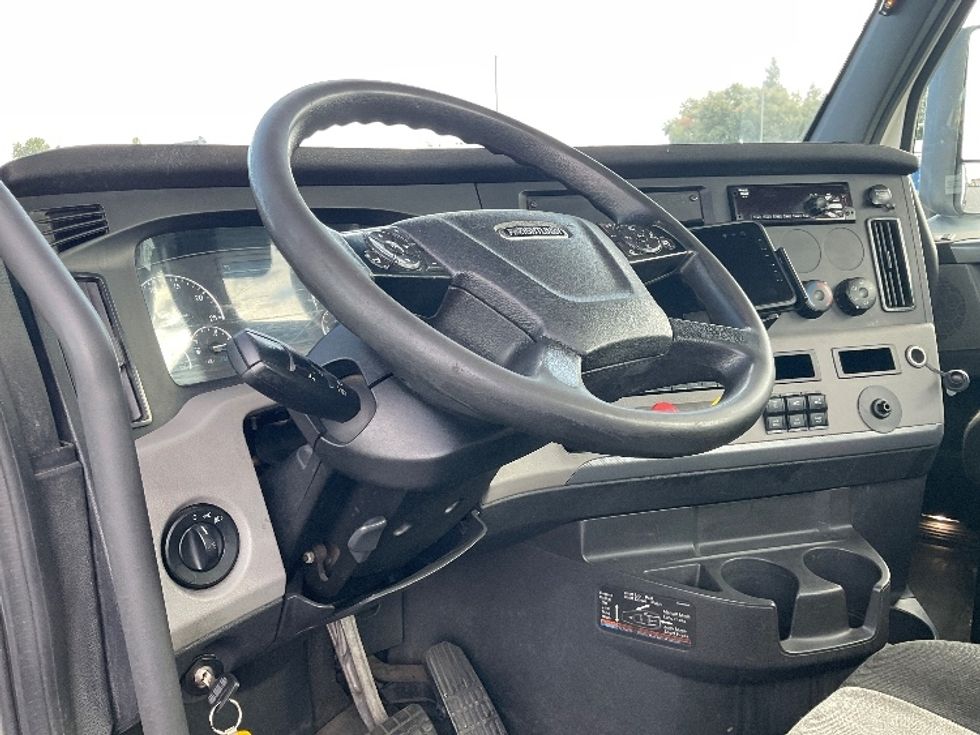 Day Cab Tractor-Heavy Duty Tractors-Freightliner-2018-T12664ST-Sacramento-CA-429,318\n\t\tmiles-$ 42,750 - Image 11