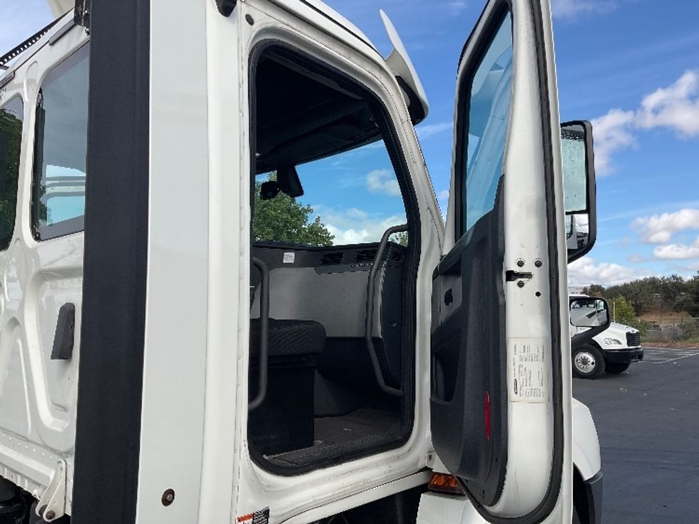 Day Cab Tractor-Heavy Duty Tractors-Freightliner-2018-T12664ST-Sacramento-CA-429,318\n\t\tmiles-$ 42,750 - Image 12