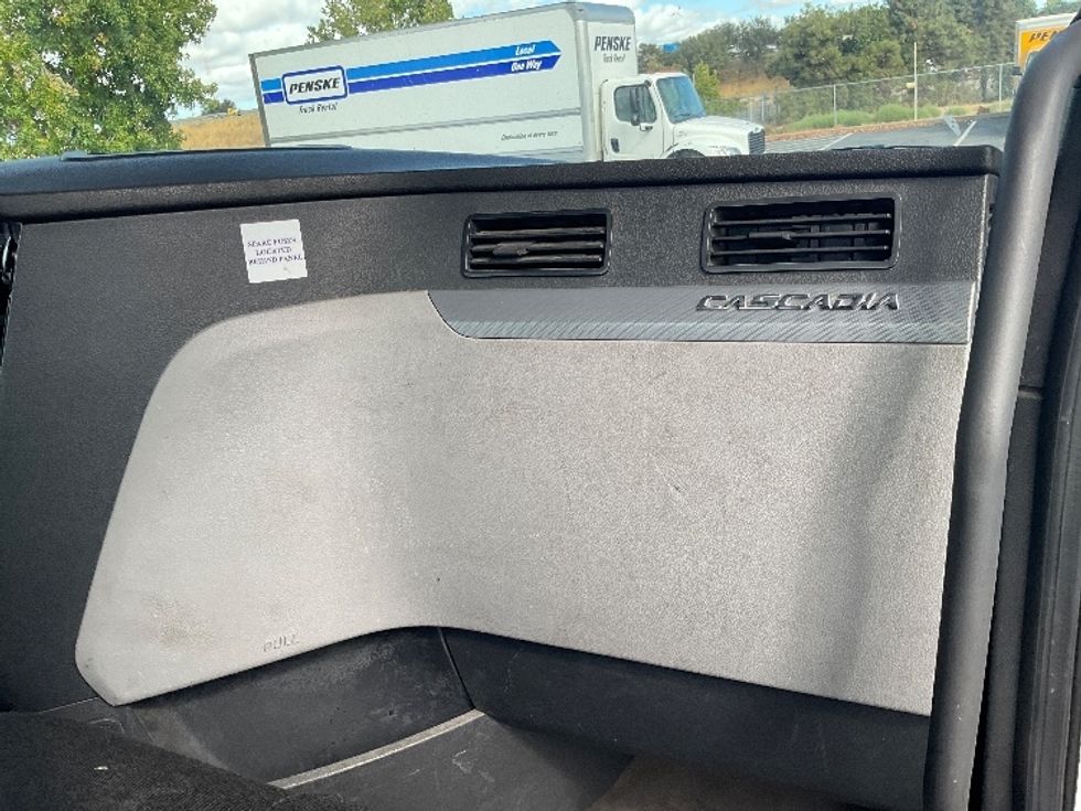 Day Cab Tractor-Heavy Duty Tractors-Freightliner-2018-T12664ST-Sacramento-CA-429,318\n\t\tmiles-$ 42,750 - Image 13