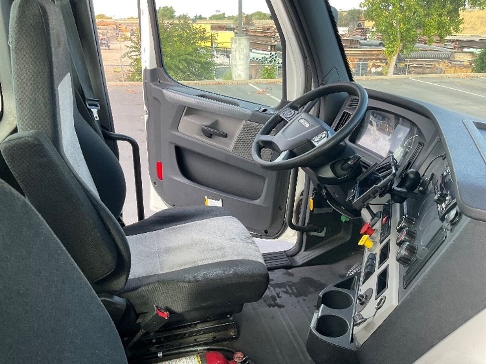 Day Cab Tractor-Heavy Duty Tractors-Freightliner-2018-T12664ST-Sacramento-CA-429,318\n\t\tmiles-$ 42,750 - Image 14