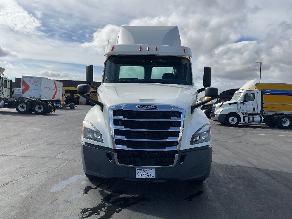 Day Cab Tractor-Heavy Duty Tractors-Freightliner-2018-T12664ST-Sacramento-CA-429,318\n\t\tmiles-$ 42,750 - Image 2