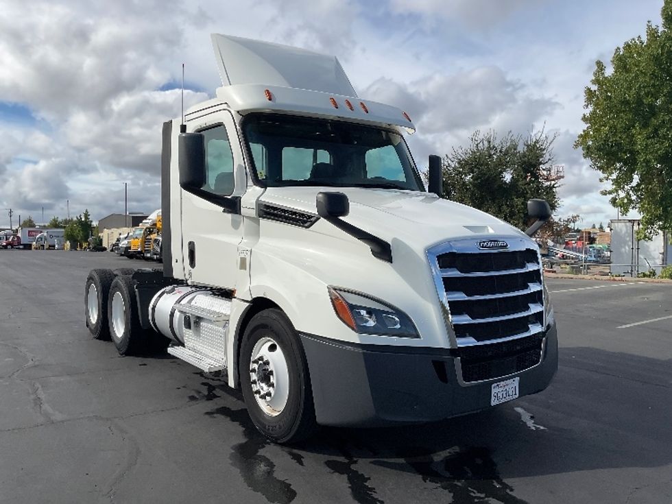 Day Cab Tractor-Heavy Duty Tractors-Freightliner-2018-T12664ST-Sacramento-CA-429,318\n\t\tmiles-$ 42,750 - Image 3