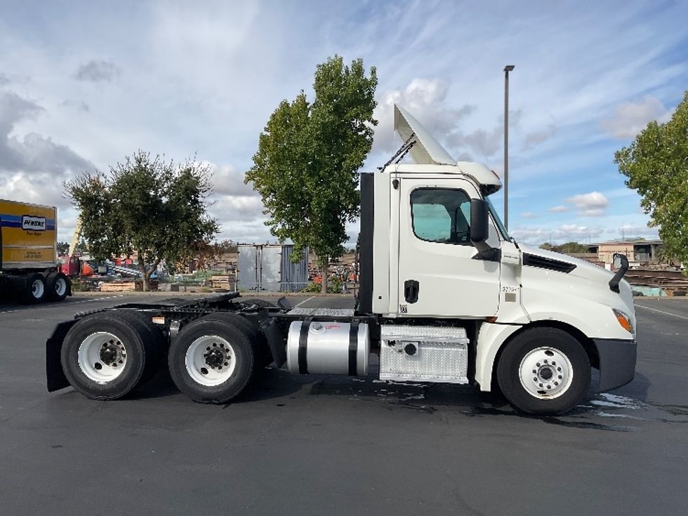 Day Cab Tractor-Heavy Duty Tractors-Freightliner-2018-T12664ST-Sacramento-CA-429,318\n\t\tmiles-$ 42,750 - Image 4