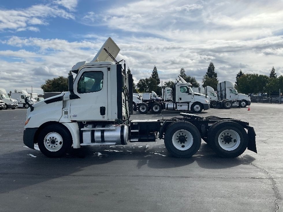 Day Cab Tractor-Heavy Duty Tractors-Freightliner-2018-T12664ST-Sacramento-CA-429,318\n\t\tmiles-$ 42,750 - Image 8