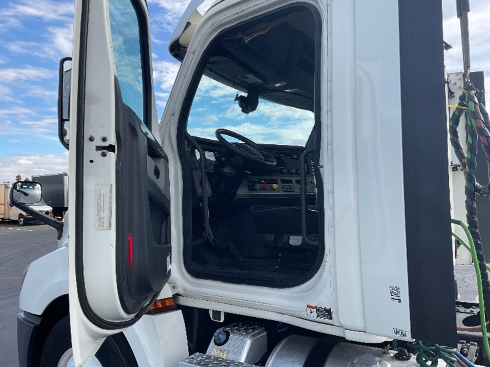 Day Cab Tractor-Heavy Duty Tractors-Freightliner-2018-T12664ST-Sacramento-CA-429,318\n\t\tmiles-$ 42,750 - Image 9