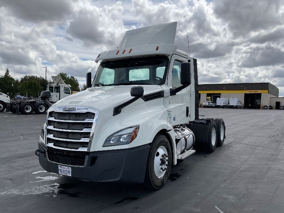 Day Cab Tractor-Heavy Duty Tractors-Freightliner-2018-T12664ST-Sacramento-CA-437,510\n\t\tmiles-$ 42,250 - Image 1
