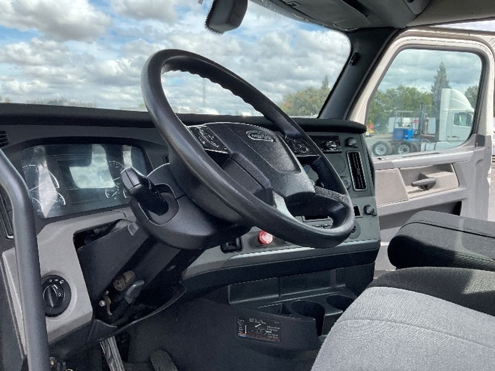 Day Cab Tractor-Heavy Duty Tractors-Freightliner-2018-T12664ST-Sacramento-CA-437,510\n\t\tmiles-$ 42,250 - Image 10